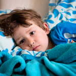 Magsjuka hos barn: symtom, behandling & när man ska söka vård